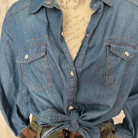 Zara sz M, light denim colored button-down, cropped blouse. - Picture 11 of 14